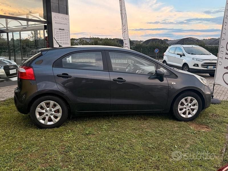 Usata Kia Rio EX 86 CV (63 kW) 2013 Grigio Berlina