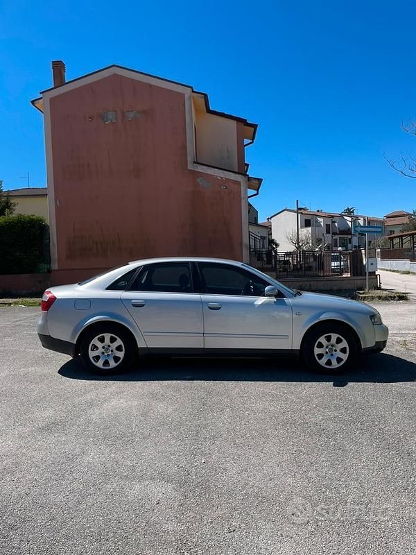 Begagnad Audi A4 131 HK (96 kW) 2003 Grå Sedan