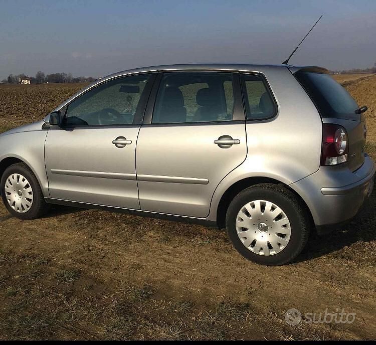 Grigio Usata 2006 VW Polo Tre volumi | 2500 € (Buon prezzo) - Immagine 1/1