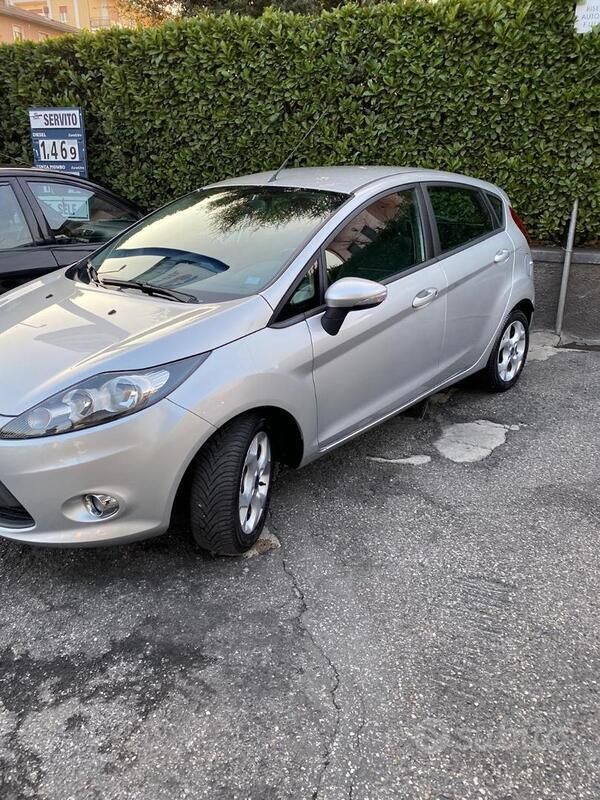 Usata Ford Fiesta Titanium 71 CV (52 kW) 2012 Grigio Utilitaria