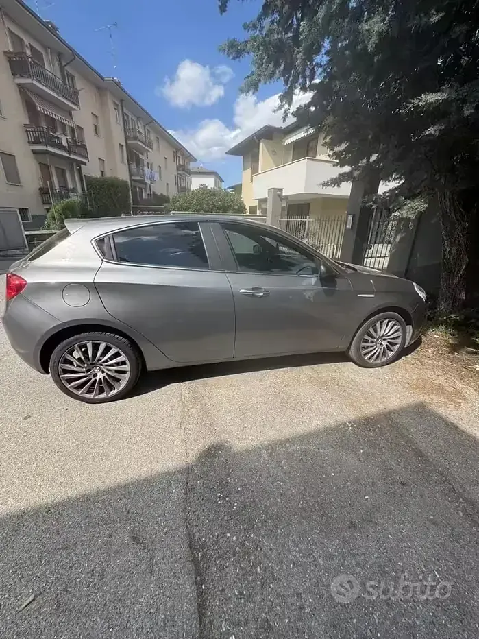 Usado Alfa Romeo Giulietta 175 CV (128 kW) 2014 Gris Utilitario