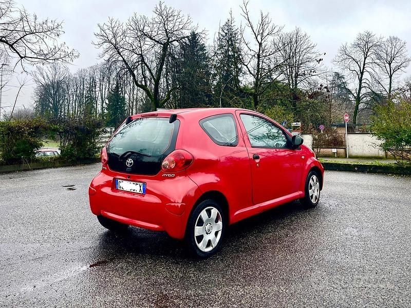 Usata Toyota Aygo 67 CV (49 kW) 2010 Rosso Utilitaria