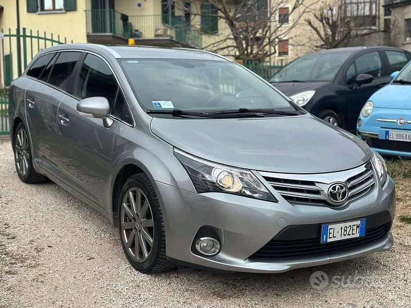 Usata Toyota Avensis Style 150 CV (110 kW) 2012 Grigio Station wagon