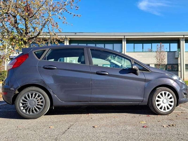 Grigio Usata 2013 Ford Fiesta Business Edition Berlina | 4200 € (Buon prezzo) - Immagine 1/4