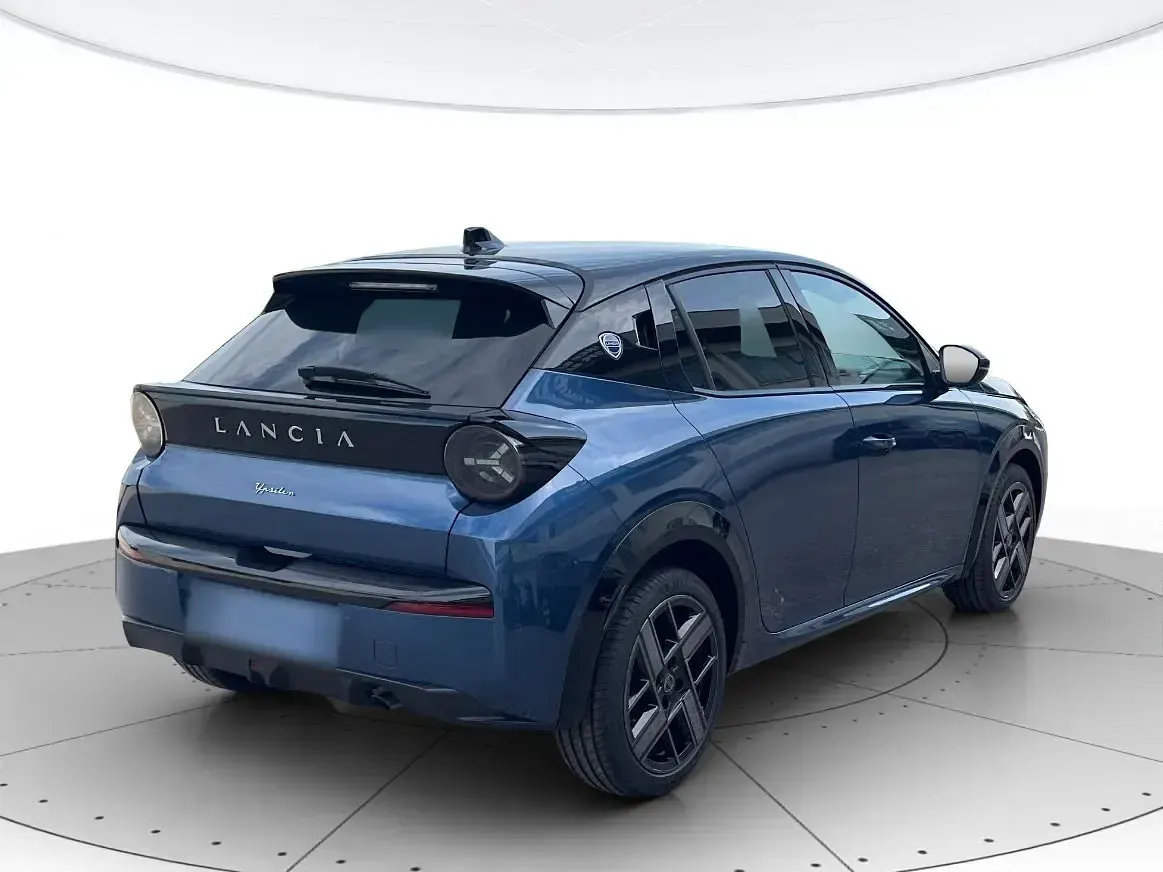 Nuova Lancia Ypsilon 110 CV (80 kW) 2026 Vernice blu lancia con tetto nero Utilitaria