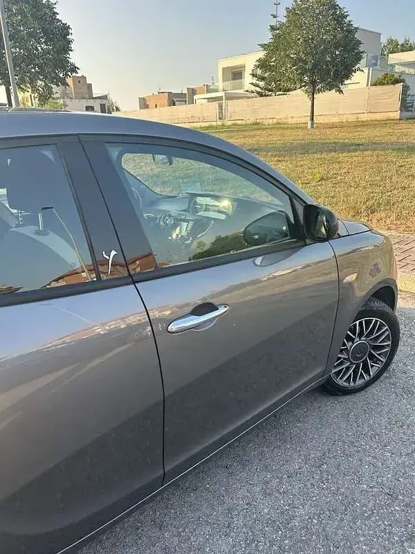 Usata Lancia Ypsilon Silver 95 CV (69 kW) 2016 Grigio Utilitaria