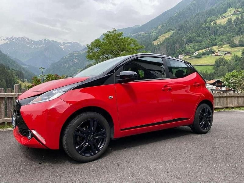 Usata Toyota Aygo X-cite 69 CV (50 kW) 2018 Rosso Utilitaria