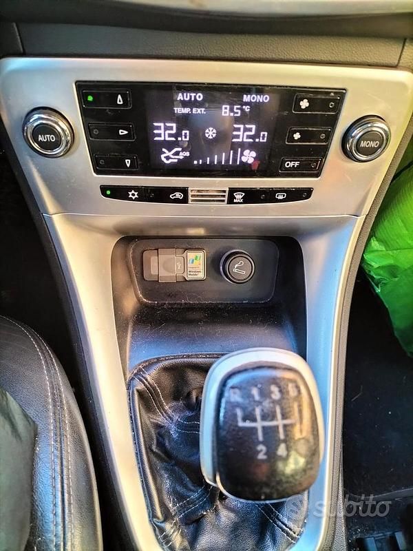 Begagnad Lancia Delta 165 HK (121 kW) 2009 Vit Halvkombi