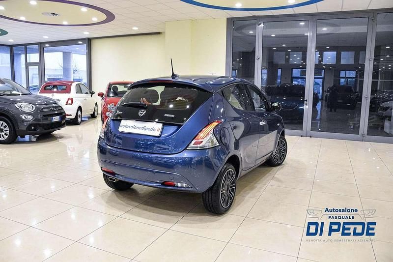 Usata Lancia Ypsilon Gold 69 CV (50 kW) 2022 Blu/azzurro Utilitaria