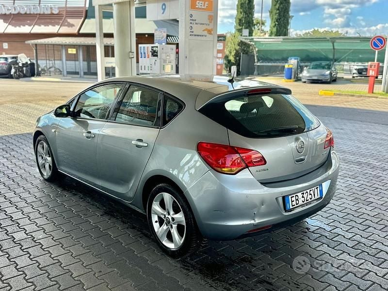 Usata Opel Astra Cosmo 110 CV (80 kW) 2010 Berlina