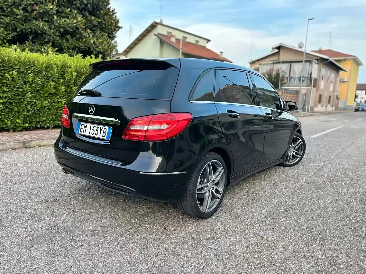 Usata Mercedes B180 Premium 122 CV (89 kW) 2012 Nero Utilitaria