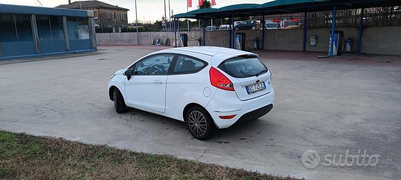 Usata Ford Fiesta Titanium 82 CV (60 kW) 2010 Bianco Berlina