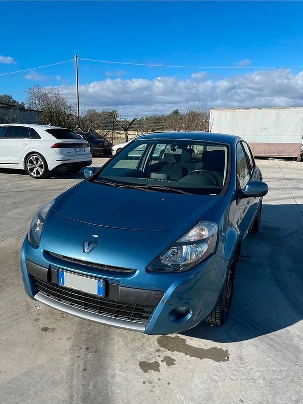 Blu Usata 2010 Renault Clio II Tre volumi | 2999 € (Buon prezzo) - Immagine 1/4