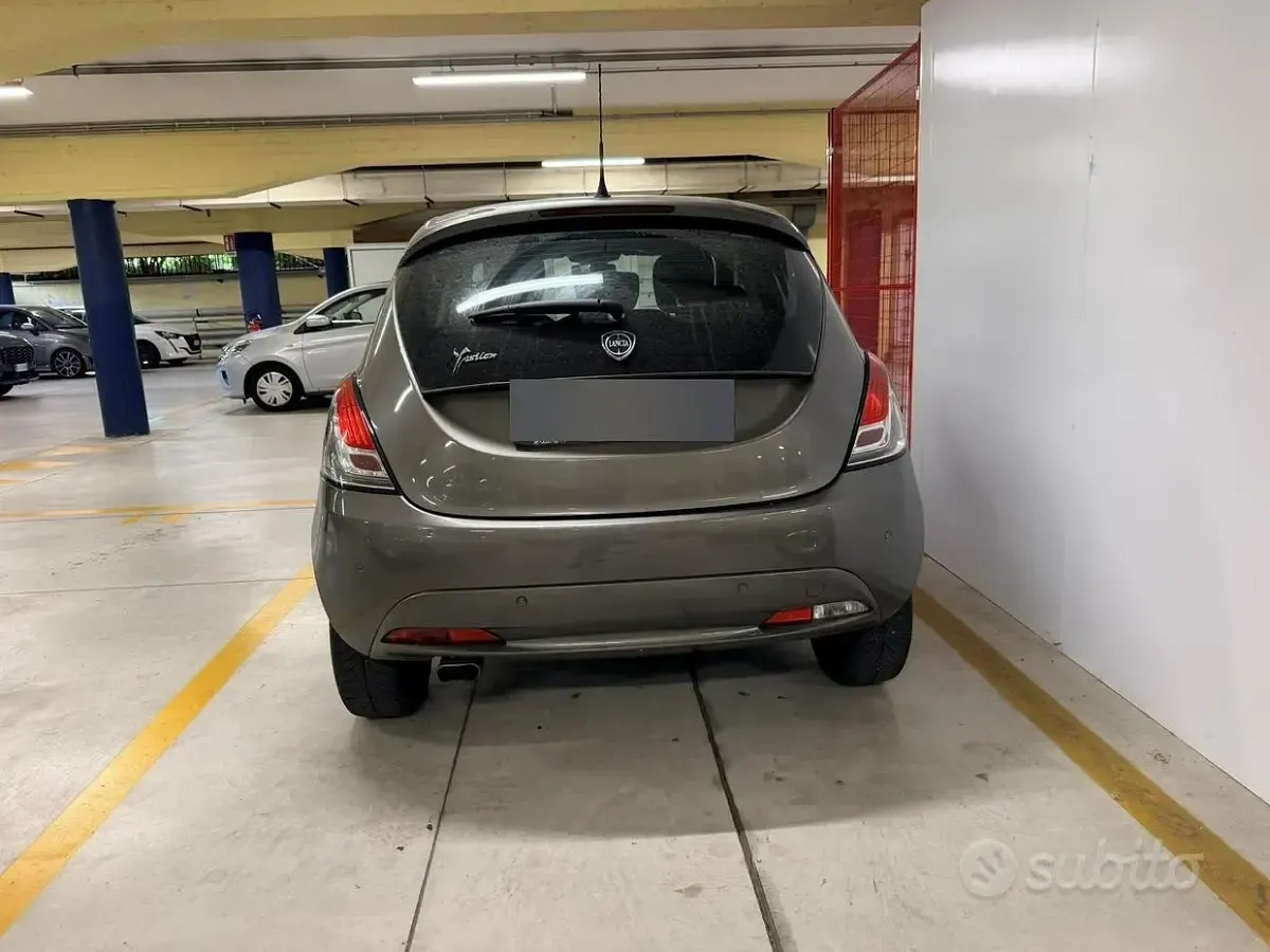 Usata Lancia Ypsilon Gold 69 CV (50 kW) 2017 Grigio Utilitaria