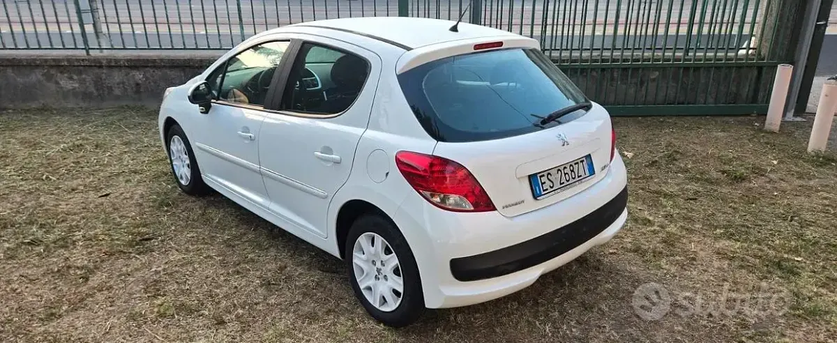 Usata Peugeot 207 70 CV (51 kW) 2013 Bianco Berlina