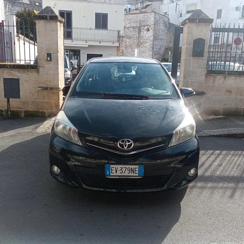 Usata Toyota Yaris Lounge 99 CV (72 kW) 2014 Nero Utilitaria