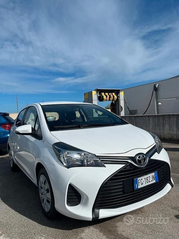 Usata Toyota Yaris Lounge 90 CV (66 kW) 2016 Bianco Berlina