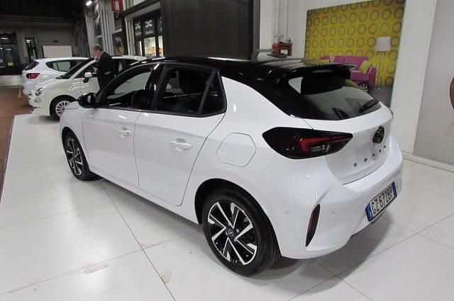 Usata Opel Corsa 101 CV (74 kW) 2025 Bianco tetto nero Utilitaria