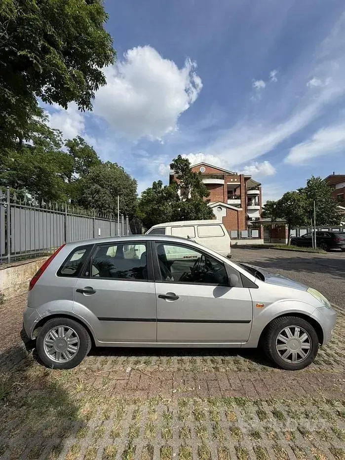 Usata Ford Fiesta 80 CV (58 kW) 2003 Grigio Utilitaria