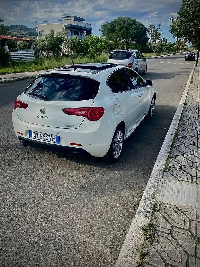 Usata Alfa Romeo Giulietta Distinctive 140 CV (102 kW) 2013 Bianco Utilitaria