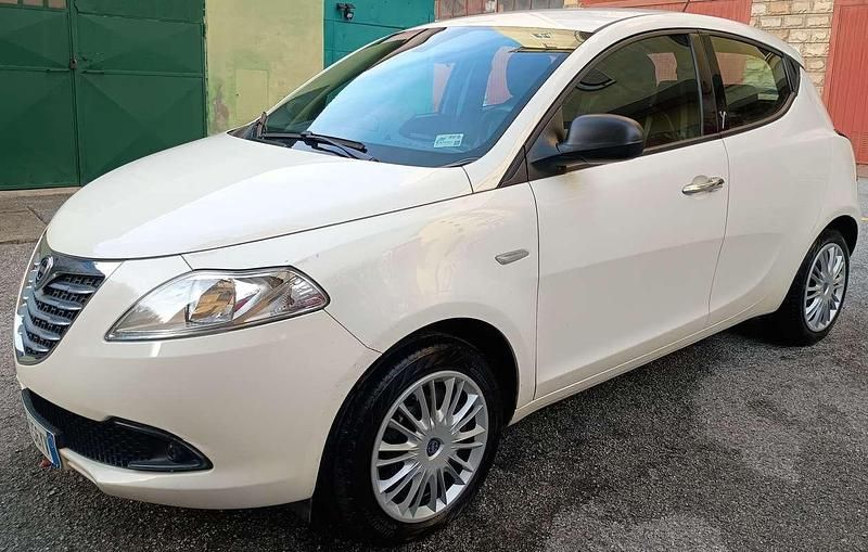 Usata Lancia Ypsilon Silver 69 CV (50 kW) 2016 Bianco Utilitaria