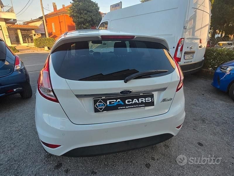 Usata Ford Fiesta 95 CV (69 kW) 2016 Bianco Berlina