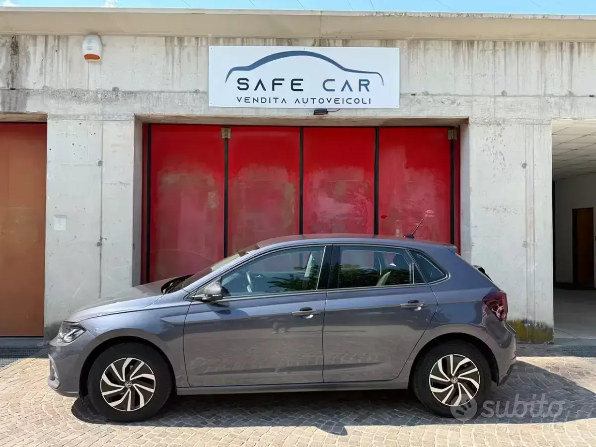 Usata VW Polo Life 95 CV (69 kW) 2023 Grigio Utilitaria