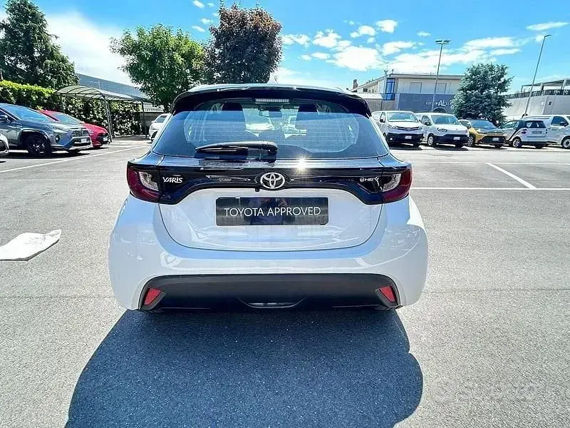 Usata Toyota Yaris Hybrid Active 115 CV (84 kW) 2025 Bianco Berlina