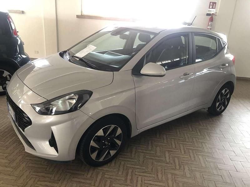 Grigio Usata 2023 Hyundai i10 Due volumi | 11.400 € (Buon prezzo) - Immagine 1/4
