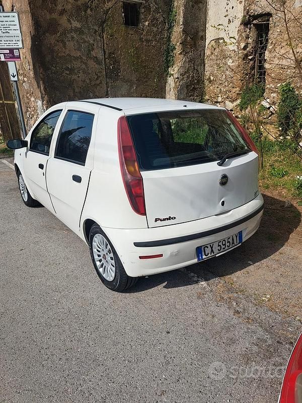 Usata Fiat Punto 69 CV (50 kW) 2005 Bianco Utilitaria