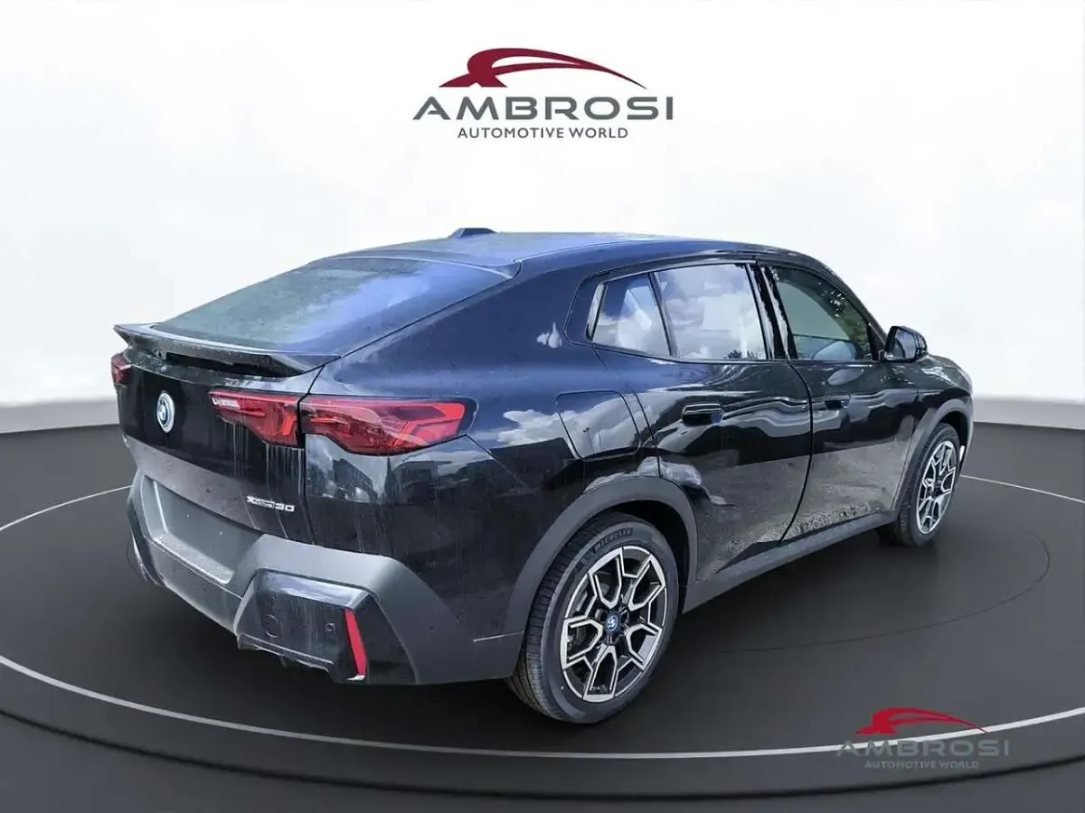 Nuova BMW iX2 167 kW (228 CV) 2025 Black sapphire metallizzato SUV
