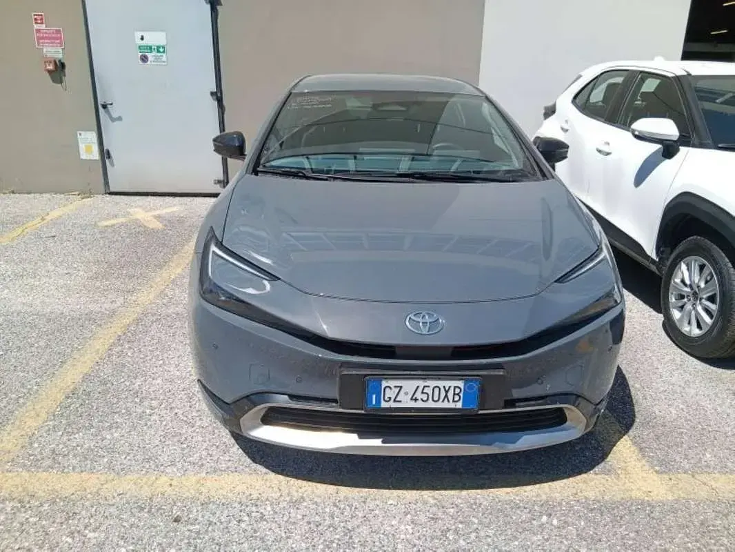 Usata Toyota Prius 151 CV (111 kW) 2025 Grigio Utilitaria