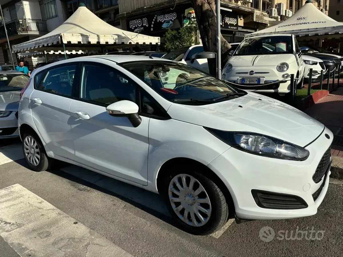 Usata Ford Fiesta 92 CV (67 kW) 2017 Bianco Utilitaria