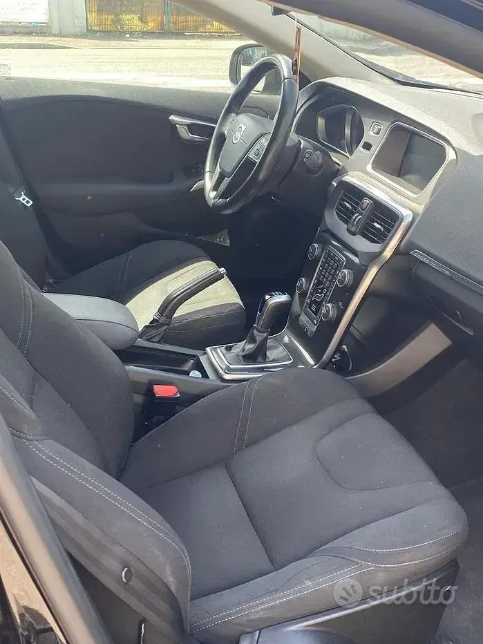Gebraucht Volvo V40 120 PS (88 kW) 2018 Schwarz Limousine