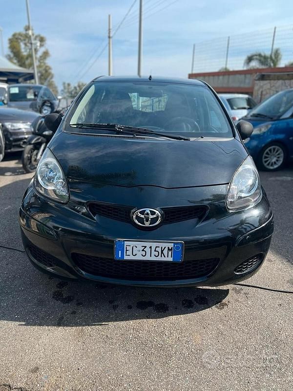 Nero Usata 2010 Toyota Aygo Connect Style Due volumi | 4900 € (Molto cara) - Immagine 1/4