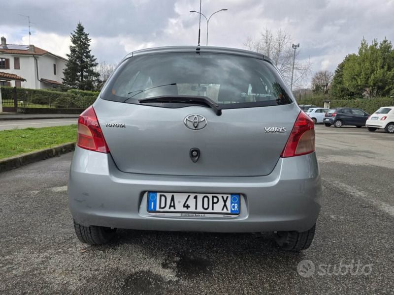 Grigio Usata 2006 Toyota Yaris Due volumi | 3700 € (Buon prezzo) - Immagine 1/4