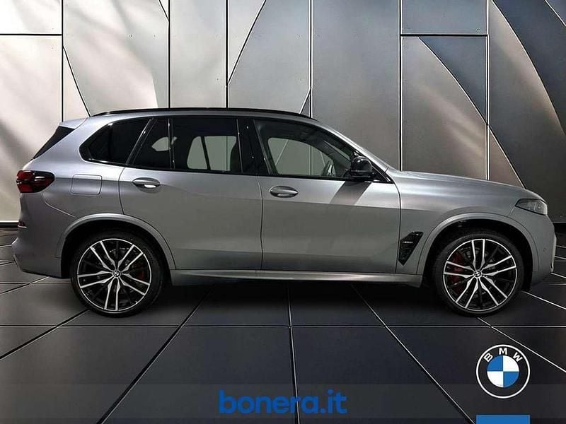 Nuova BMW X5 M M Sport 530 CV (389 kW) 2026 Frozen pure grey metallizzato SUV
