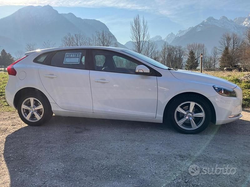 Usata Volvo V40 Business Edition 120 CV (88 kW) 2019 Bianco Berlina