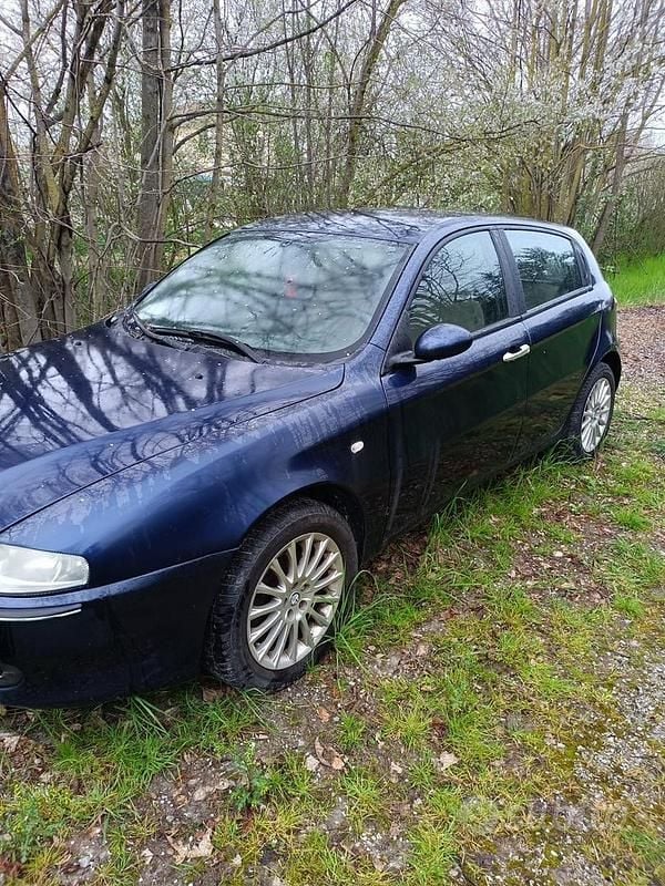 Usata Alfa Romeo 147 105 CV (77 kW) 2004 Blu Utilitaria