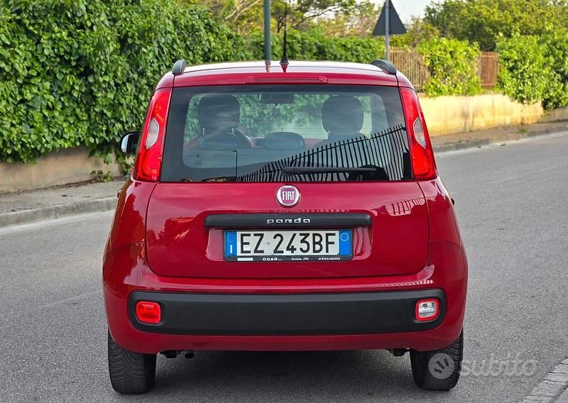 Usata Fiat Panda Lounge 69 CV (50 kW) 2016 Rosso Utilitaria