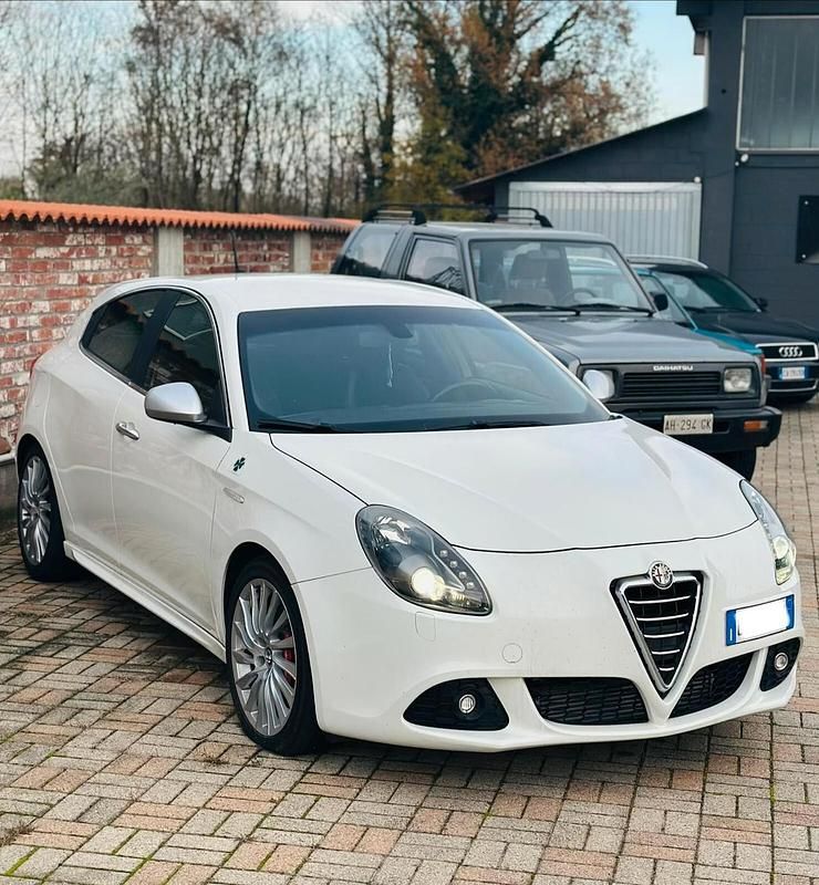 Bianco Usata 2011 Alfa Romeo Giulietta Quadrifoglio Verde Tre volumi | 8990 € (Super prezzo) - Immagine 1/4