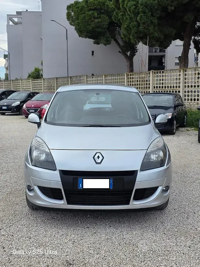 Usata Renault Scénic III Luxe 110 CV (80 kW) 2010 Grigio Monovolume