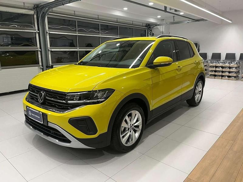 Nuova VW T-Cross Life 95 CV (69 kW) 2025 Grape yellow SUV