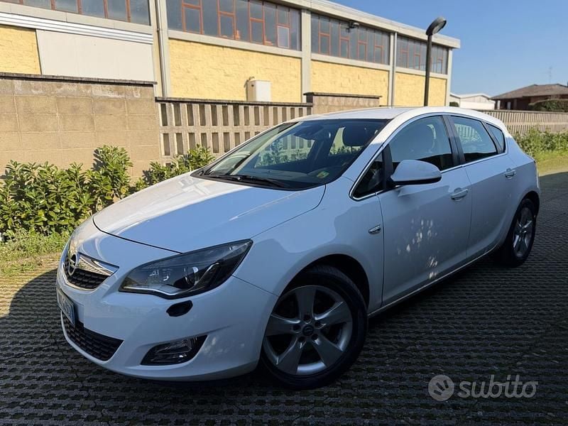 Usata Opel Astra Cosmo 160 CV (117 kW) 2010 Bianco Berlina
