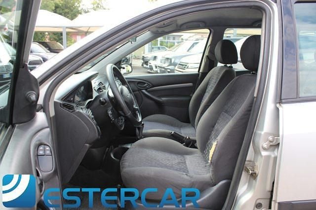 Usado Ford Focus Ghia 101 HP (74 kW) 2001 Prateado Carrinha