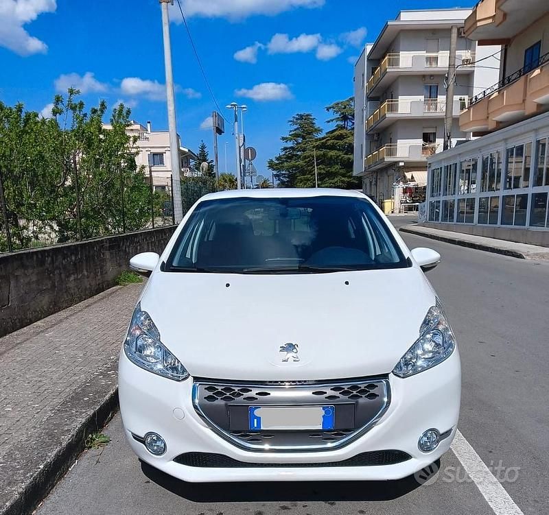 Usata Peugeot 208 Active 68 CV (50 kW) 2013 Bianco Utilitaria