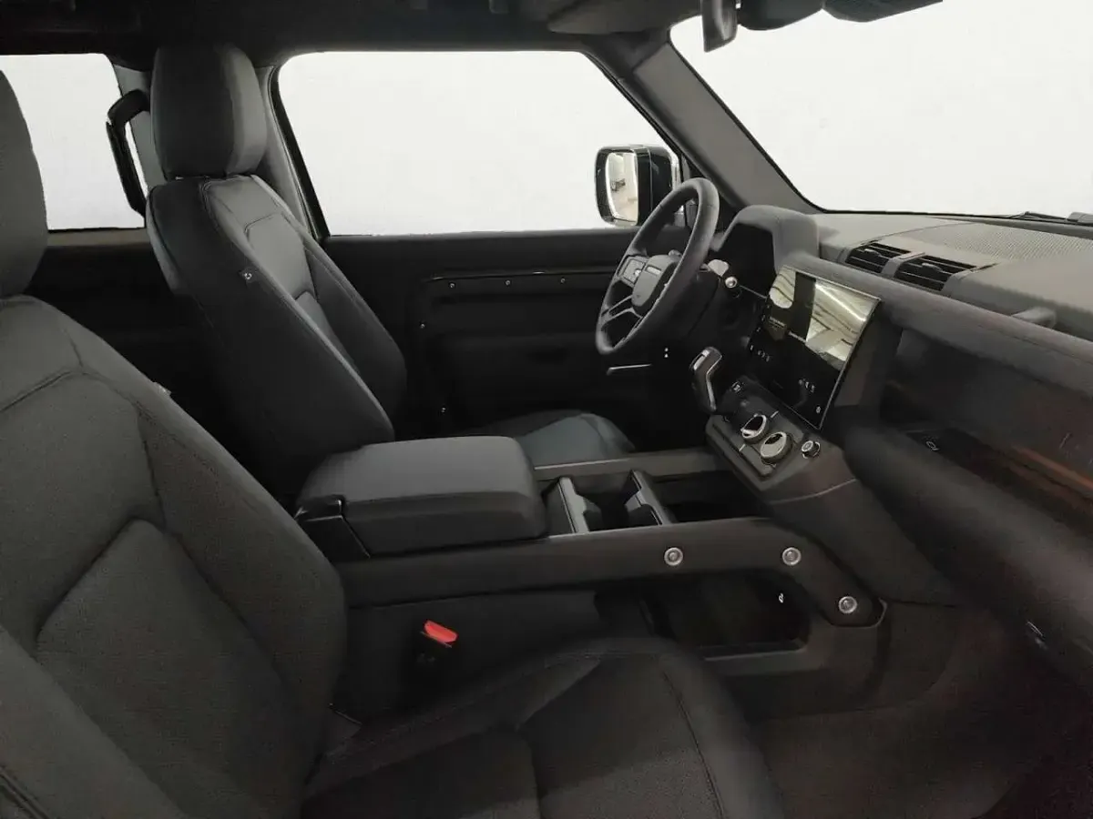 Usata Land Rover Defender SE Dynamic 200 CV (147 kW) 2026 Woolstone green SUV