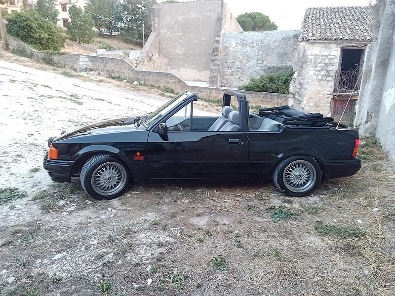 Begagnad Ford Escort Cabriolet 105 HK (77 kW) 1989 Svart Cab
