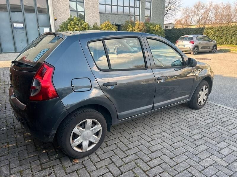 Usata 2011 Dacia Sandero Ambiance Due volumi | 3800 € (Buon prezzo) - Immagine 1/4
