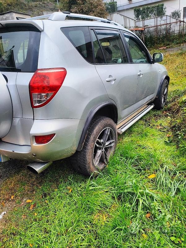 Begagnad Toyota RAV4 2006 Grå Sedan
